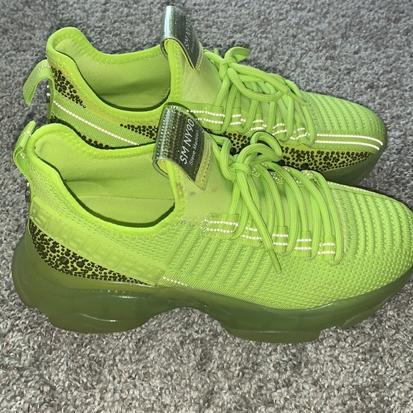 Steve Madden lime green crossbody and shoes - Picture 2 of 9